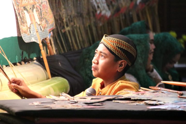 Ki Asrep, Dalang Belia yang Memukau Penonton Pertunjukan Wayang Kulit Malam Sabtu Pon