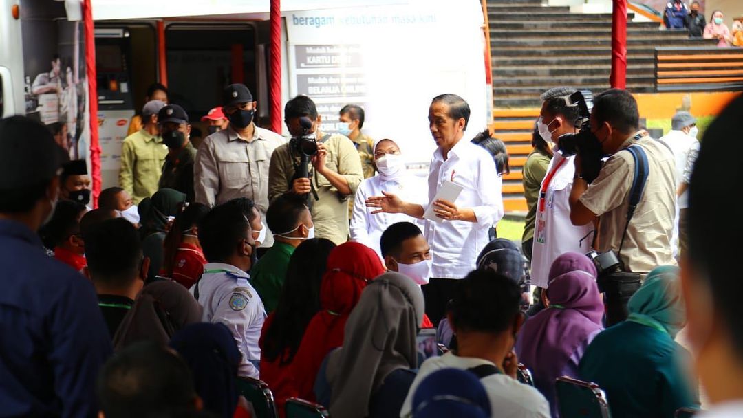 Menaker Dampingi Presiden Jokowi Temui Penerima BSU di Balikpapan