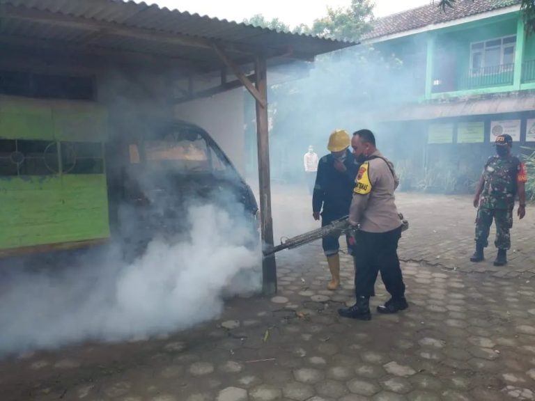 Jelang Musim Penghujan, Polsek Sambong Lakukan Fogging di Desa Gadu Untuk Cegah DBD