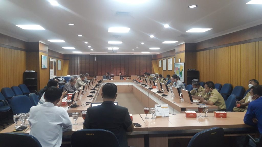 KENDAL, KanalMuria –Kelompok Peduli Lingkungan (Kelingan) Boja, Sukarman mendesak anggota DPRD Provinsi Jawa Tengah (Jateng) turun langsung ke lapangan terkait dugaan pencemaran lingkungan yang dilakukan PT Citra Mas Mandiri di Desa Meteseh, Kecamatan Boja, Kendal.