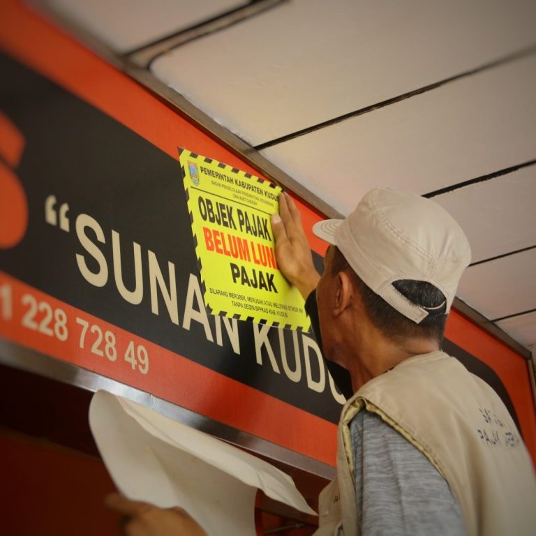 Agar Masyarakat Tertib Pajak, BPPKAD Kudus Tertibkan Reklame Tak Berizin