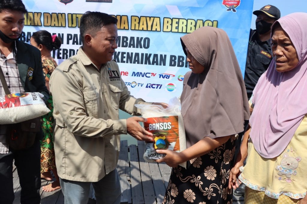 Polres-Demak-dan-IJTI-Muria-Raya-Berbagi-Bantuan-Kepada-Warga-Terdampak-Penyesuaian-Harga-BBM