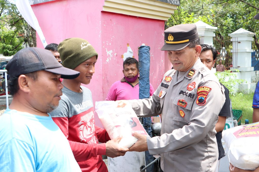 Polres-Grobogan-dan-Rombongan-Suporter-Gelar-Bakti-Sosial-Buntut-Tragedi-Kanjuruhan