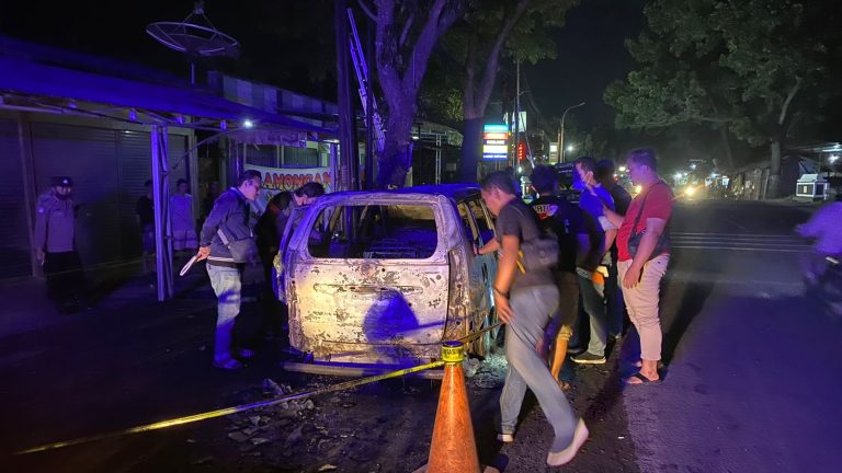 Xenia Tanpa Pengemudi, Terbakar di Jalan Raya Pati – Tayu