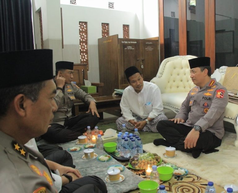 Kapolri Kunjungi Gus Baha, Buktikan Sinergitas antara Polri dan Ulama