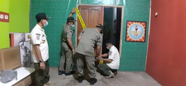 Temukan Puluhan Botol Miras, Satpol PP Jepara Tutup Lokasi Karaoke di Donorojo