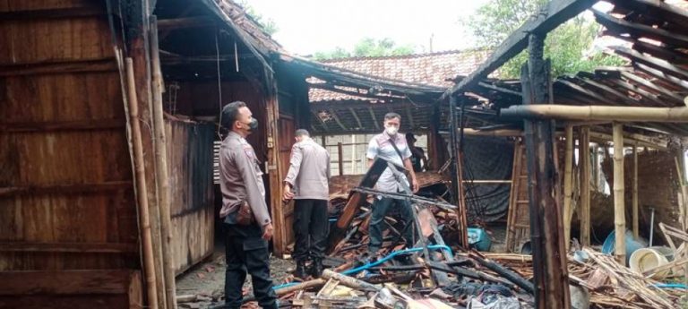 Dipicu Korsleting Listrik, Rumah Warga di Pulokulon Terbakar