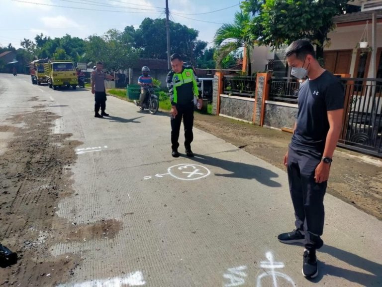 Tiga Pemotor vs Truk Tronton, Satu Orang Tewas di TKP