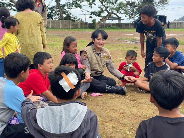 Polri Berupaya Kembalikan Senyum Anak-anak dan Ibu-ibu Korban Gempa Cianjur