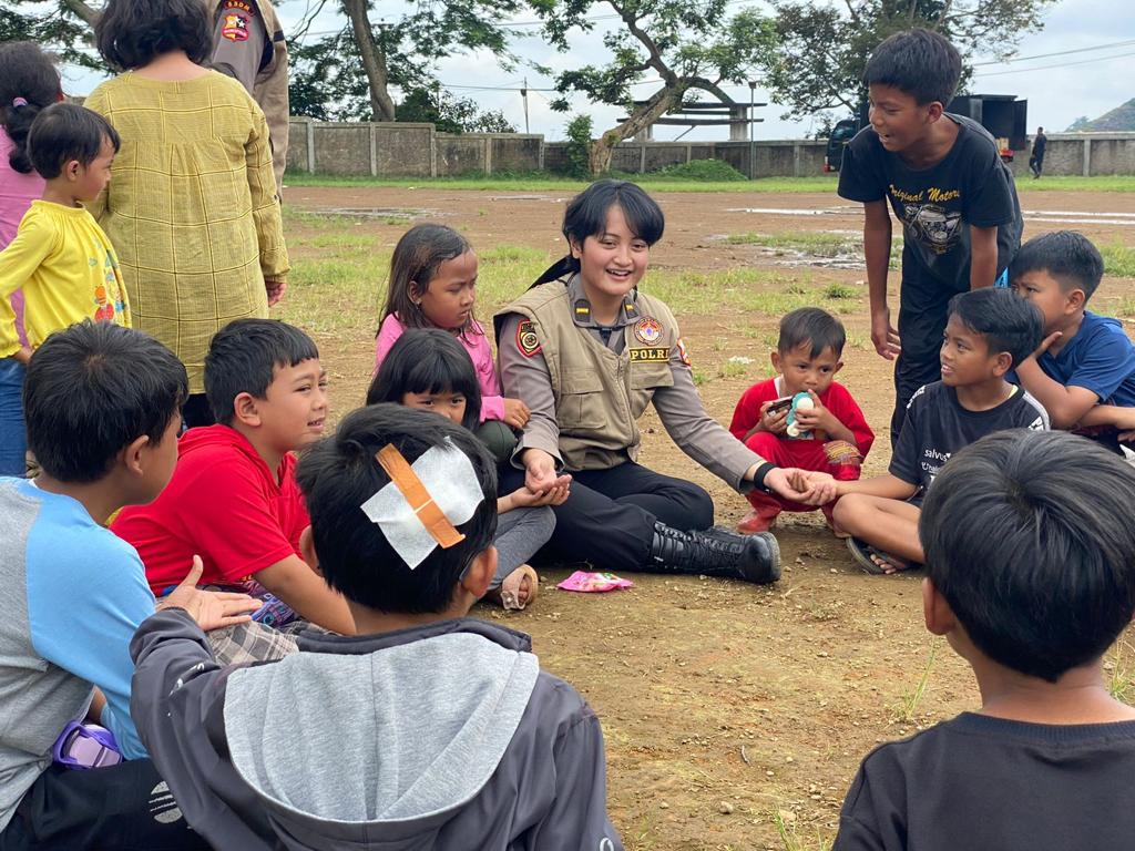 Polri Berupaya Kembalikan Senyum Anak-anak dan Ibu-ibu Korban Gempa Cianjur