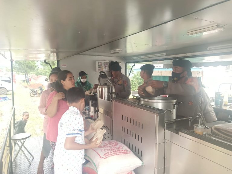 Food Truck Brimob Polri Sediakan 18 Ribu Paket Makanan Bagi Pengungsi Gempa Cianjur