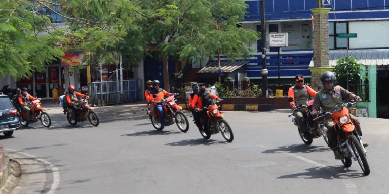 Pastikan Daerah Sulit Terjangkau Bantuan, Kepala BNPB Gunakan Motor Sambangi Pengungsian di Kecamatan Pacet