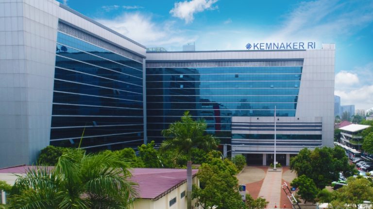 Menghindari PHK, Kemnaker Dorong Dialog Bipartit