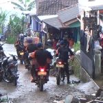 Brimob Gunakan Motor Trail Jangkau Lokasi Pengungsian Korban Gempa Cianjur