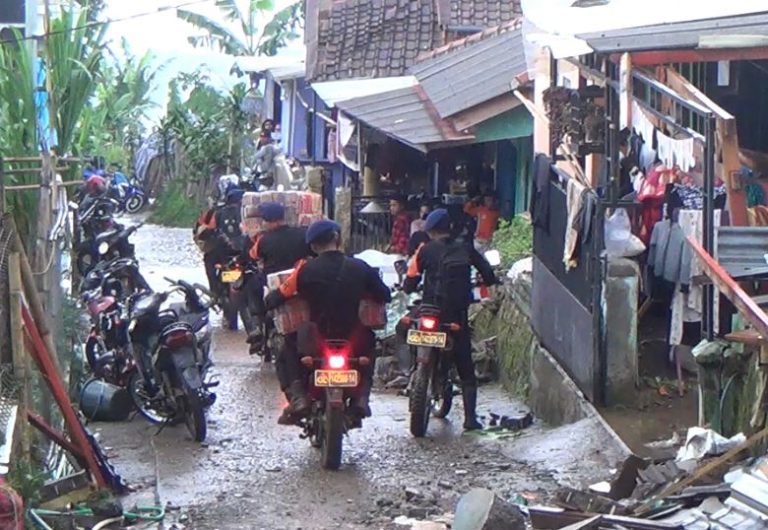 Brimob Gunakan Motor Trail Jangkau Lokasi Pengungsian Korban Gempa Cianjur
