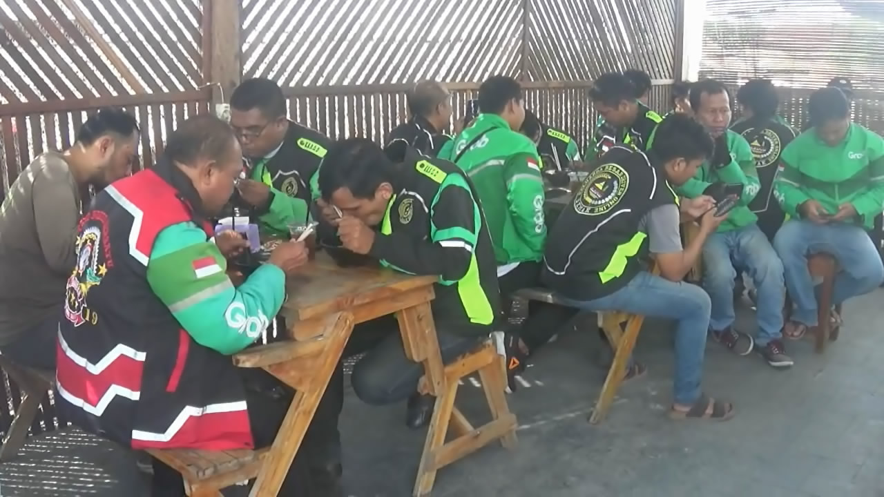 Sambut Hari Perhubungan, Ratusan Ojol Geruduk Rumah Makan Mie Loka.