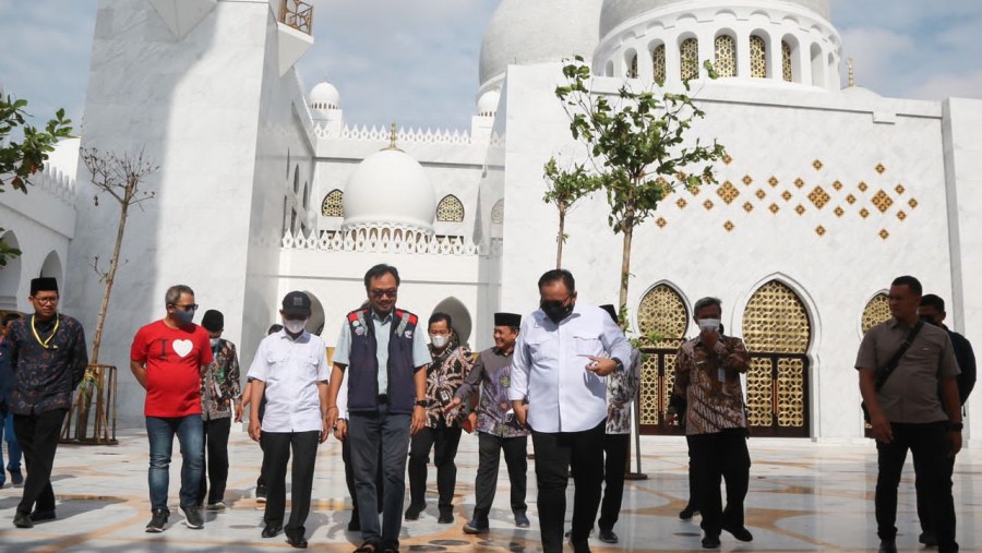Jelang Serah Terima, Menag Tinjau Masjid Raya Sheikh Zayed Solo