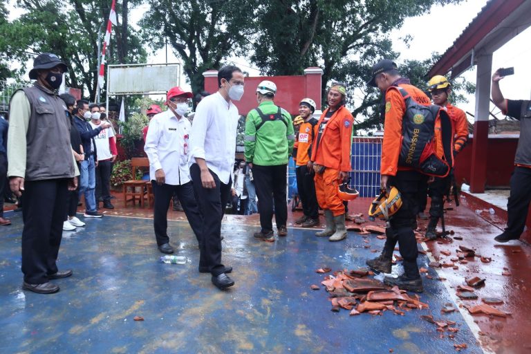 Tinjau Lokasi Gempa Cianjur, Mendikbudristek: Prioritaskan Keselamatan Warga Pendidikan