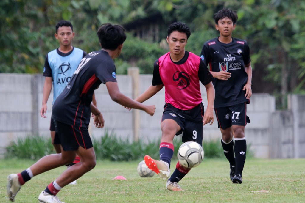 Siswa Safin Pati Sports School U-17 berlatih di Gelora Soekarno, Mojoagung, Pati. (Dok Media SPSS)