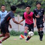 Siswa Safin Pati Sports School U-17 berlatih di Gelora Soekarno, Mojoagung, Pati. (Dok Media SPSS)