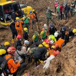 Tim SAR Gabungan Evakuasi Jasad Bapak Terkubur Sedang Memeluk Putrinya