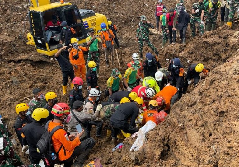 Tim SAR Gabungan Evakuasi Jasad Bapak Terkubur Sedang Memeluk Putrinya