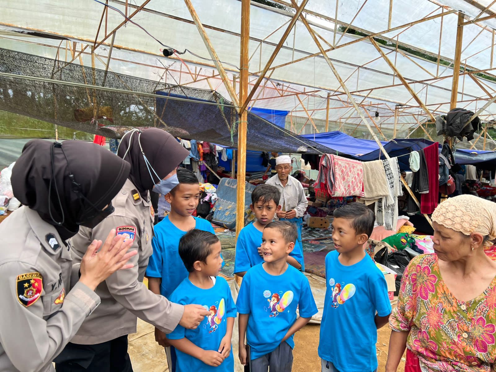 Jalankan Trauma Healing, Jajaran Polwan Setia Kunjungi Anak-anak di Lokasi Pengungsian