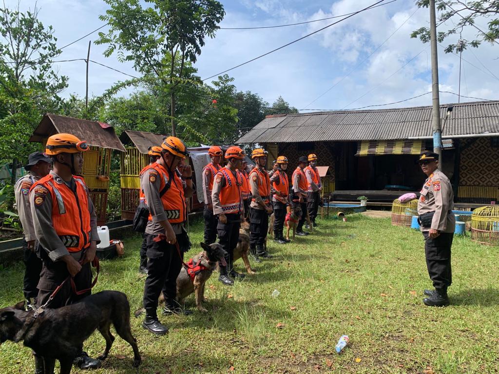 Baharkam Polri Bantu Unit K-9 Polda Jabar Terus Lakukan Pencarian Korban Gempa Cianjur