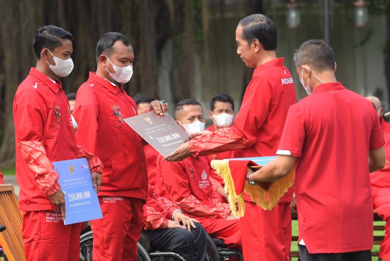 Presiden Jokowi Serahkan Bonus Rp 309 M, untuk Atlet ASEAN Paragames XI 2022