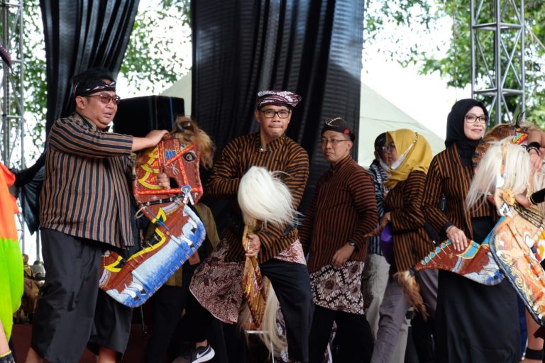 Seribu Pelajar SD Menari Bersama Tarian Kuda Lumping