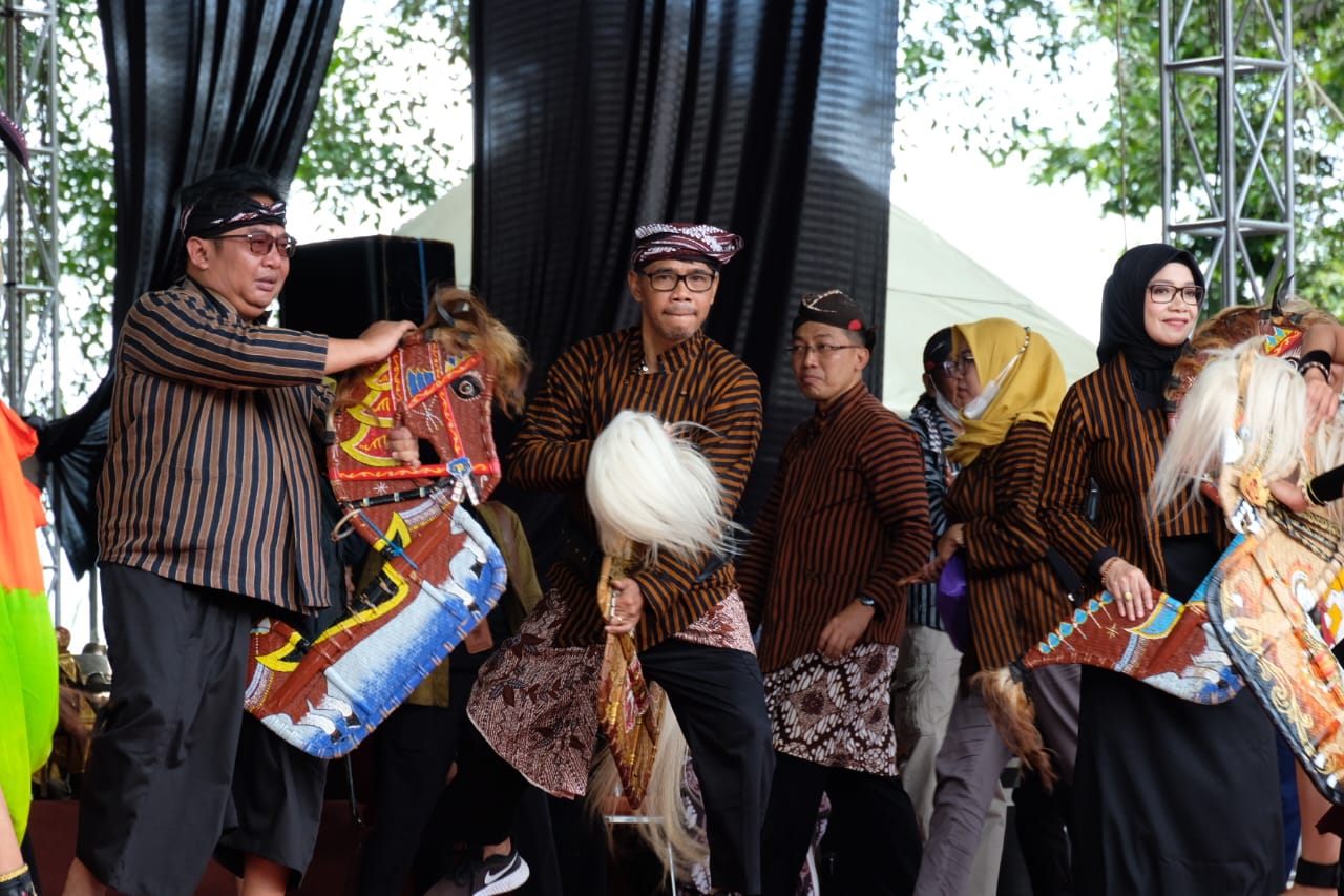 Seribu Pelajar SD Menari Bersama Tarian Kuda Lumping