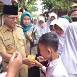 Peringati HPS ke-42, Ratusan Siswa SD dan SMP Minum Susu Bersama