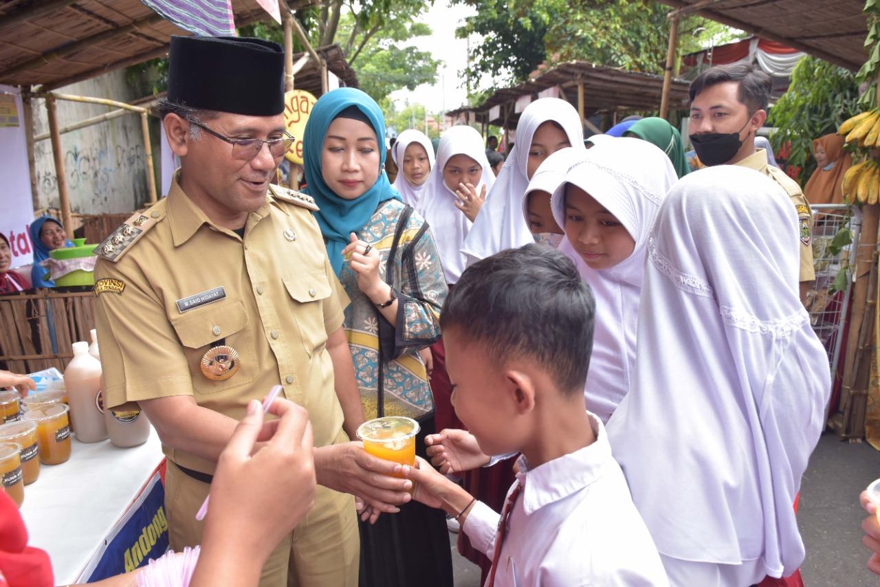 Peringati HPS ke-42, Ratusan Siswa SD dan SMP Minum Susu Bersama