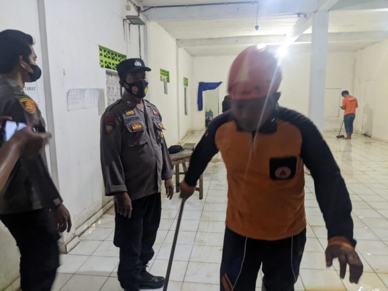 Polres Grobogan Terjunkan Personel Bersihkan Lumpur Sisa Banjir di Ponpes Al Hidayah