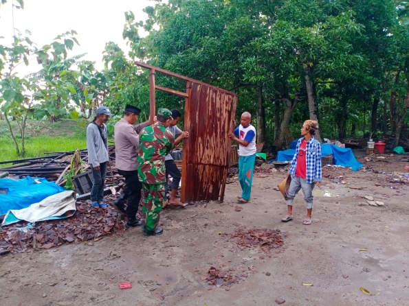 Polsek Karangayung Evakuasi Rumah Roboh yang Diterjang Angin