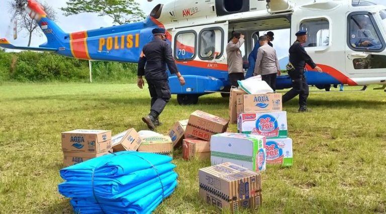 Kerahkan Helikopter, Polri Kirim Bantuan Pangan ke Desa Terisolir Terdampak Gempa Cianjur