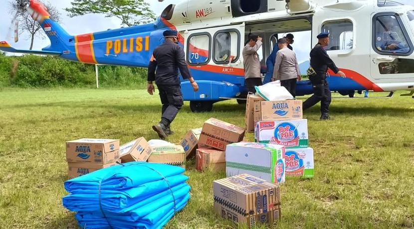 Kerahkan Helikopter, Polri Kirim Bantuan Pangan ke Desa Terisolir Terdampak Gempa Cianjur
