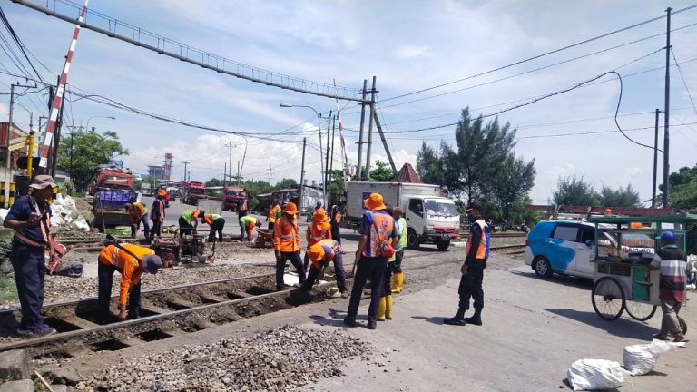 Tingkatkan Keselamatan, PT KAI Daop 4 Rawat Jalur Perlintasan di Sebidang Jalan Ronggowarsito Semarang