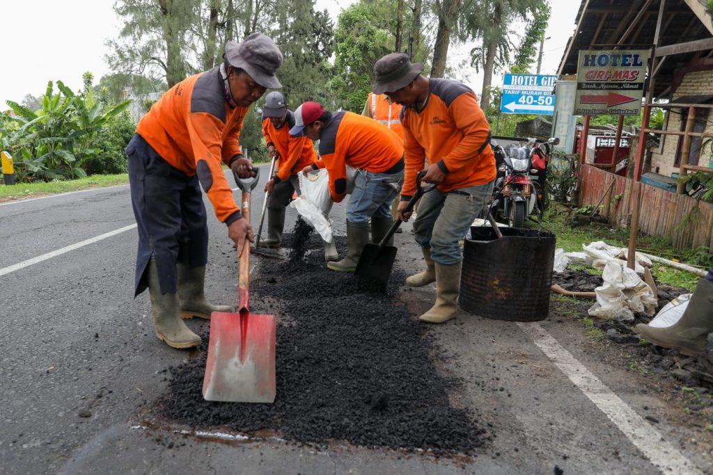 Ganjar Gencarkan Jalan Jateng Pakai Aspal Buton, Begini Penerapannya di Lapangan