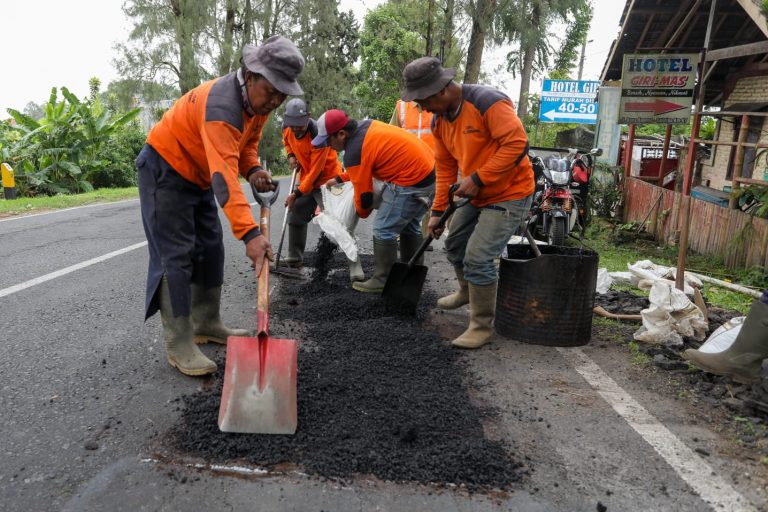 Ganjar Gencarkan Jalan Jateng Pakai Aspal Buton, Begini Penerapannya di Lapangan