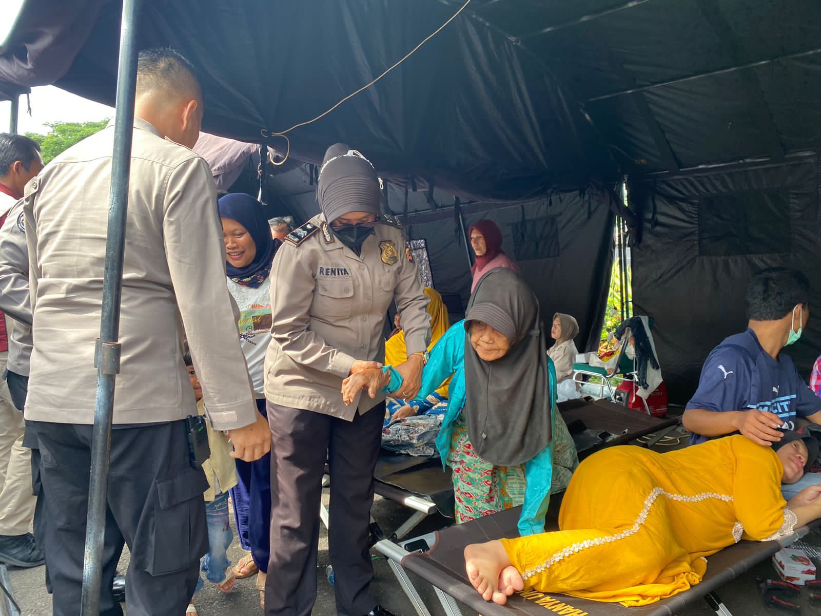 Rumahnya Rusak Akibat Gempa Cianjur, Seorang Polwan Tetap Layani Para Korban