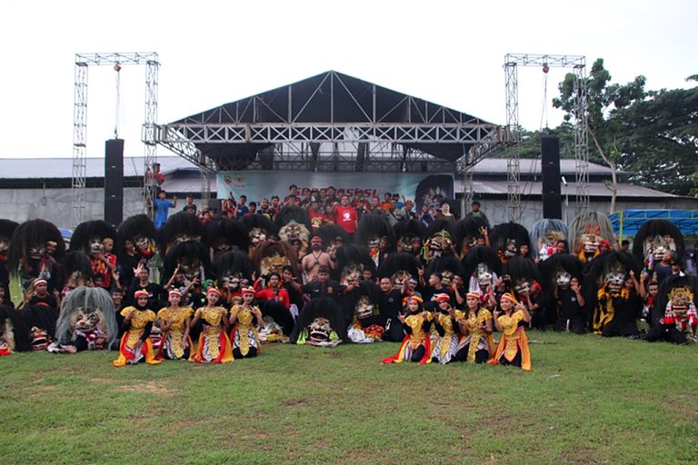 Pagelaran Seni Barongan Kolosal, Ratusan Warga Padati Lapangan Desa Berbak Ngawen