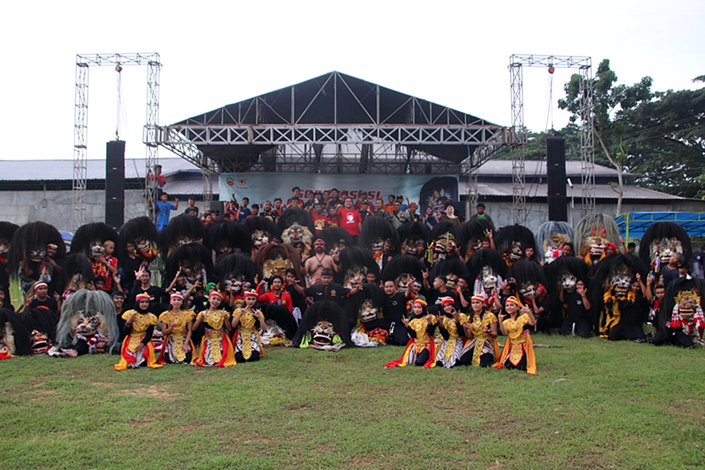 Pagelaran Seni Barongan Kolosal, Ratusan Warga Padati Lapangan Desa Berbak Ngawen