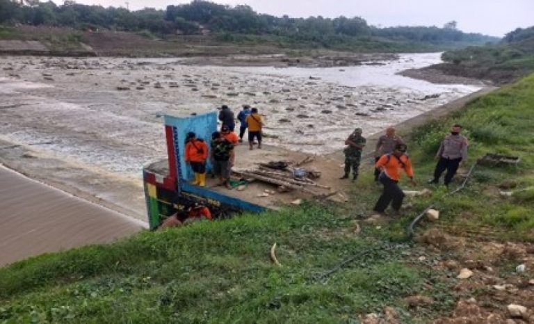 Remaja Tenggelam di Bendung Gelapan Grobogan Dievakuasi Polisi
