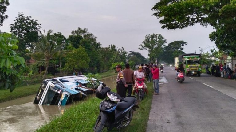 Disenggol Tronton, Bus Sarat Penumpang Tercebur Sungai di Grobogan