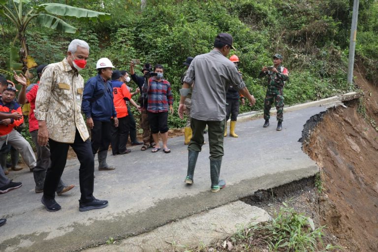Jalan Alternatif Banyumas-Brebes yang Putus Akibat Longsor, Ganjar Upayakan Jembatan Sementara