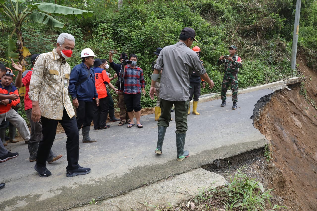 Jalan Alternatif Banyumas-Brebes yang Putus Akibat Longsor, Ganjar Upayakan Jembatan Sementara