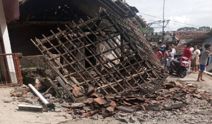 Kondisi salah satu rumah di Kabupaten Cianjur pasca terjadinya gempa. (Foto: Mabespolri)