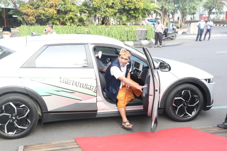Tarikannya Tak Kalah dengan Mobil BBM, Gus Yasin Jajal Mobil Listrik