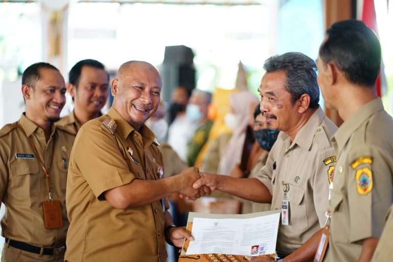 Pj Bupati Pati Serahkan 135 SK Pensiun ASN